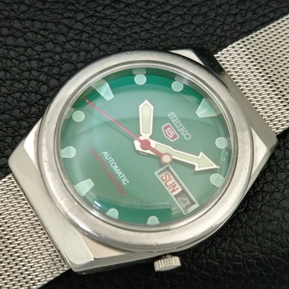 Vintage 1981 Seiko Automatic Mens Silver Watch W/daydate & Red accents